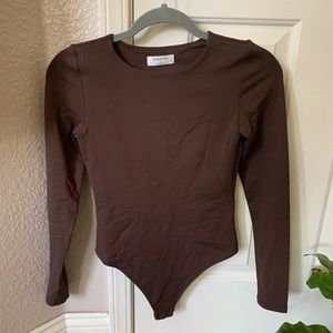 Aritzia Contour Crew Longsleeve Bodysuit in Coffee Bean